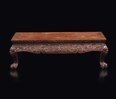 Tavolino da Tè in Legno di Homu con Piedi Ferini e Intagli a Soggetto Naturalistico, Cina, Dinast...
