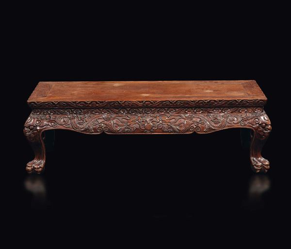Tavolino da tè in legno di homu con piedi ferini e intagli a soggetto naturalistico, Cina, Dinastia Qing, XIX secolo