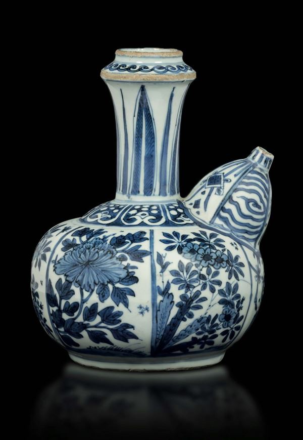 A blue and white porcelain pitcher with a floral decor, China, Ming Dynasty, Wanli period (1573-1619)
