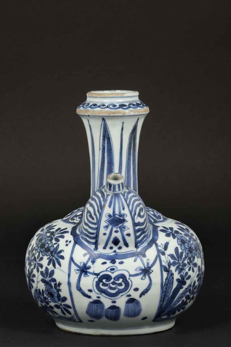Versatoio in Porcellana Bianca e Blu a Decoro Floreale, Cina, Dinastia Ming, Epoca Wanli (1573-16...