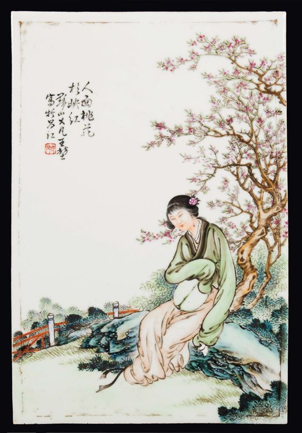 Placca in porcellana a smalti policromi raffigurante Guanyin con ventaglio all’ombra di un pruno con iscrizione, Cina, inizio XX secolo