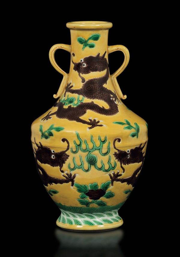 Vaso con manici in porcellana a smalti Sancai con decoro di draghi tra le nuvole ed elementi vegetali, Cina, Dinastia Qing, fine XIX secolo