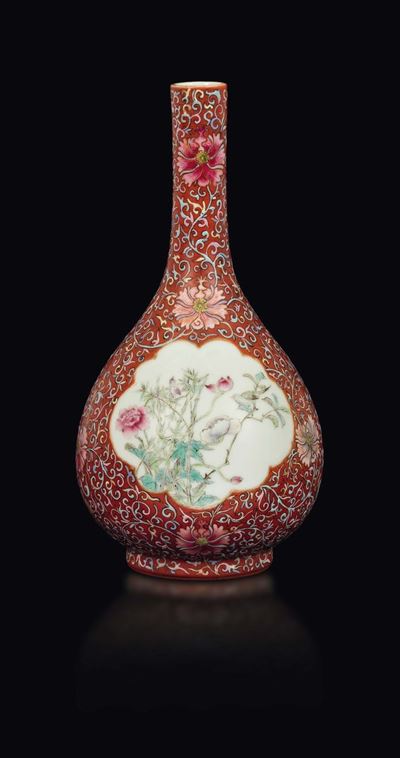 Vaso in Porcellana Famiglia Rosa con Decoro Floreale Entro Riserve e Fiori di Loto, Cina, Dinasti...