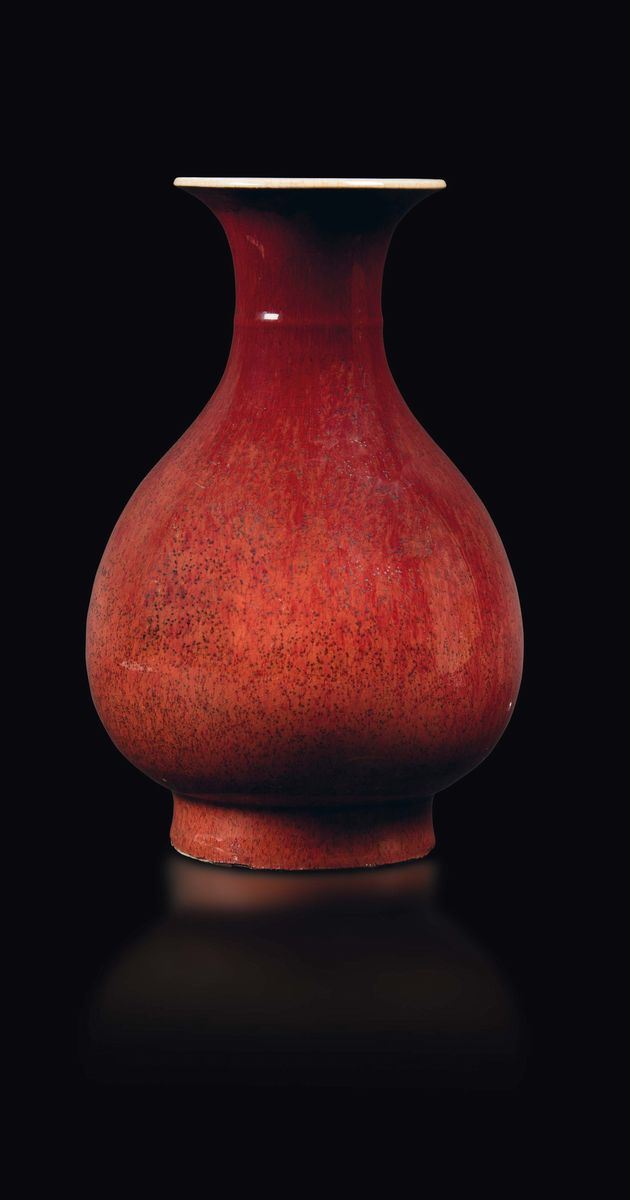Vaso in porcellana monocroma sangue di bue, Cina, Dinastia Qing, XIX secolo  - Asta Fine Chinese Works of Art - I - Cambi Casa d'Aste