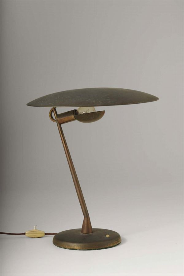 Lampada da tavolo con struttura in ottone ed alluminio laccato.