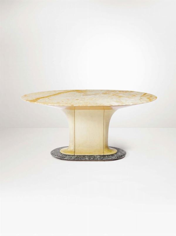 Tavolo con struttura in legno e rivestimenti in pergamena. Piano in marmo.