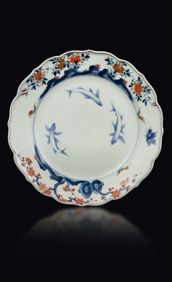 Piatto in porcellana Arita con decoro centrale di carpe, Giappone, XVIII secolo