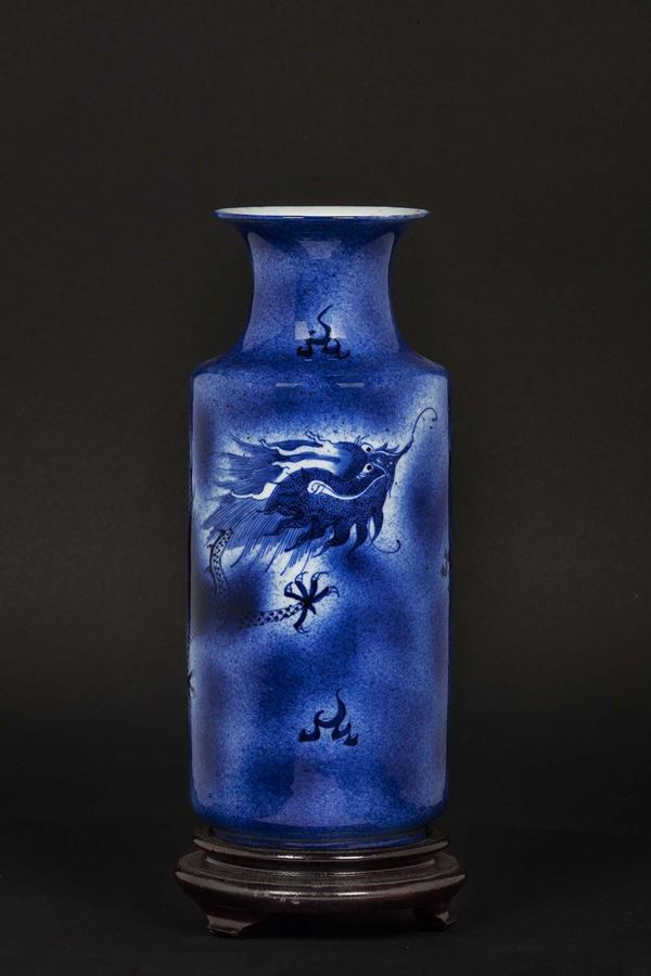 Vaso in porcellana a fondo blu con raffigurazione di drago tra e nuvole, Cina, Dinastia Qing, XIX secolo