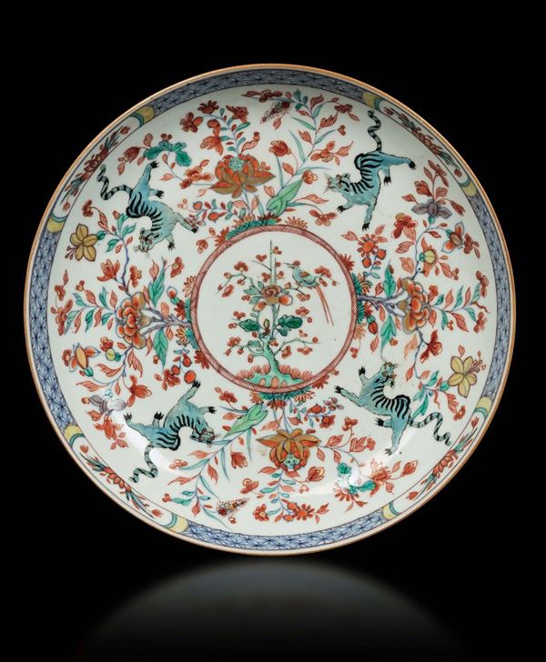Piatto in porcellana Famiglia Verde o Wucai a decoro naturalistico con immagini di tigri, Cina, Dinastia Qing, epoca Kangxi ( 1662-1722)