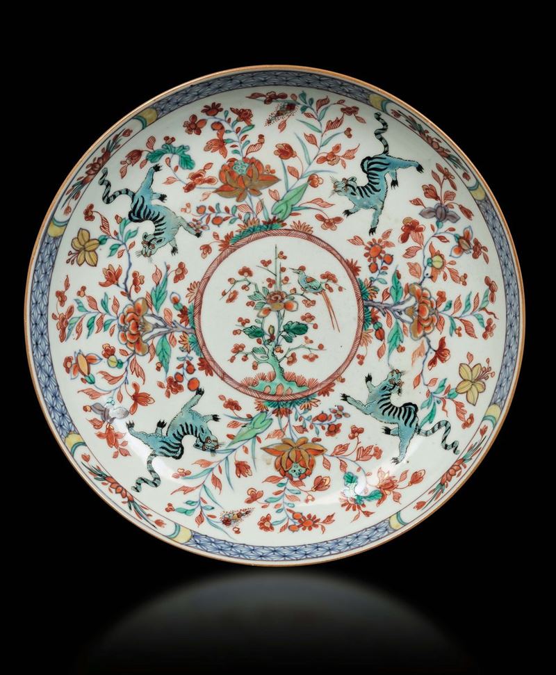 A Green Family or Wucai porcelain plate with a naturalistic decor of tigers, China, Qing Dynasty, Kangxi period (1662-1722)  - Auction Fine Chinese Works of Art - I - Cambi Casa d'Aste