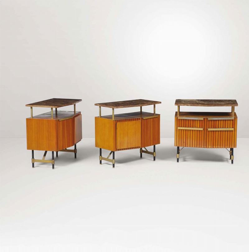 Three night tables in wood, brass and lacquered metal. Marble top. Italy, 1950 ca.  - Auction Design - Cambi Casa d'Aste