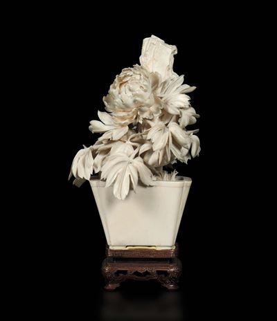 Vaso Scolpito in Avorio con Peonie in Fiore, Cina, Repubblica, Inizi XX Secolo