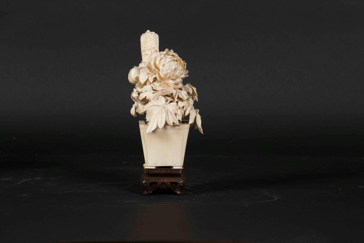 Vaso Scolpito in Avorio con Peonie in Fiore, Cina, Repubblica, Inizi XX Secolo