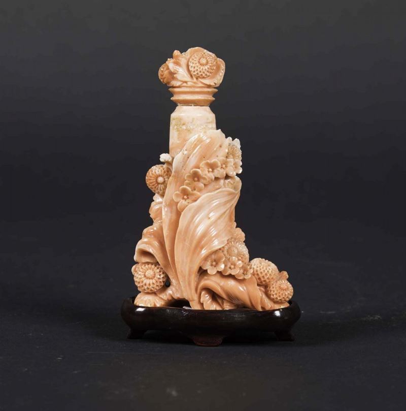 A small coral vase with embossed floral motifs, China, early 20th century  - Auction Chinese Works of Art - Cambi Casa d'Aste