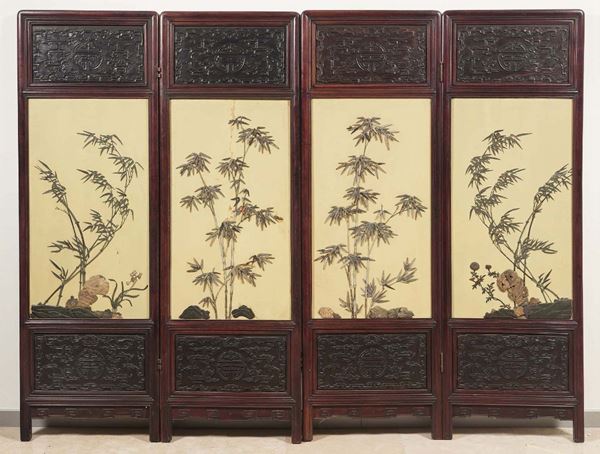 Paravento a quattro ante in legno intarsiato e pannelli con decoro a soggetto naturalistico, Cina, Dinastia  [..]