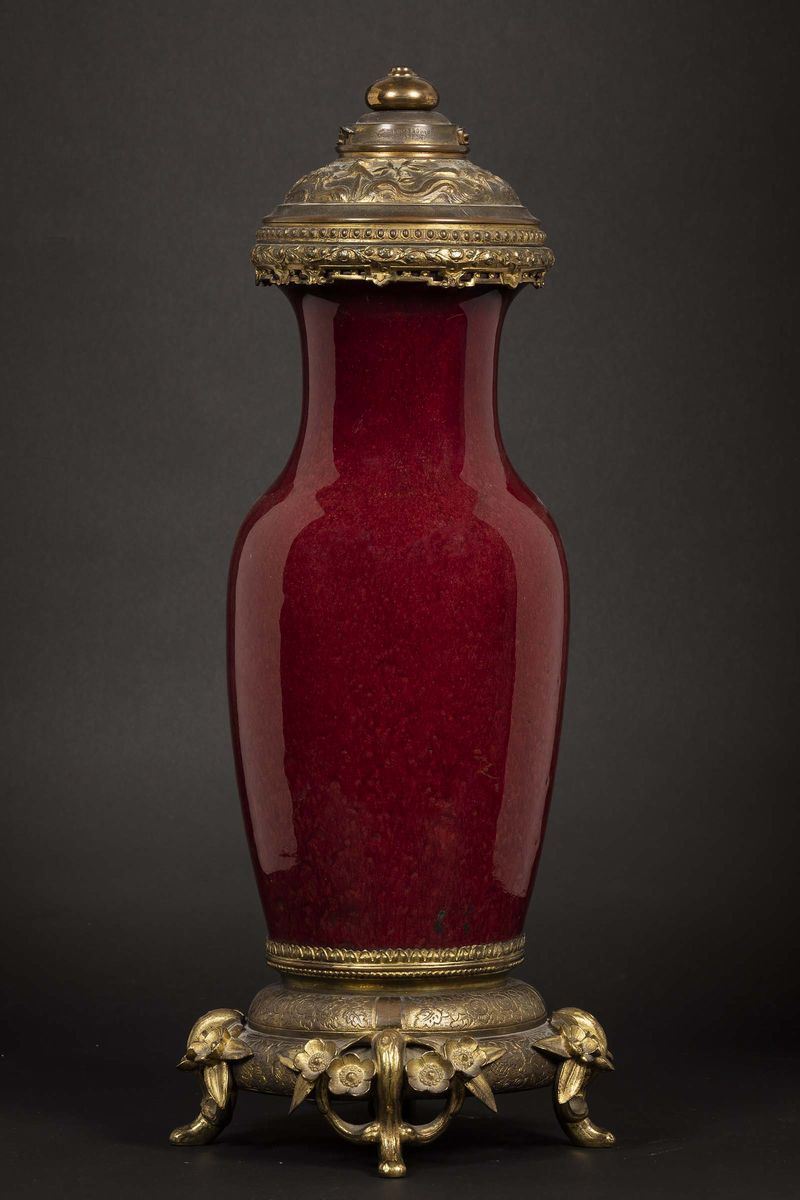 A monochrome oxblood porcelain vase with a gilt bronze mounting, China, Qing Dynasty, 19th century  - Auction Chinese Works of Art - Cambi Casa d'Aste