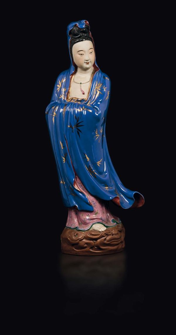 Figura di Guanyin eretta in porcellana a smalti policromi, Cina, Repubblica, XX secolo