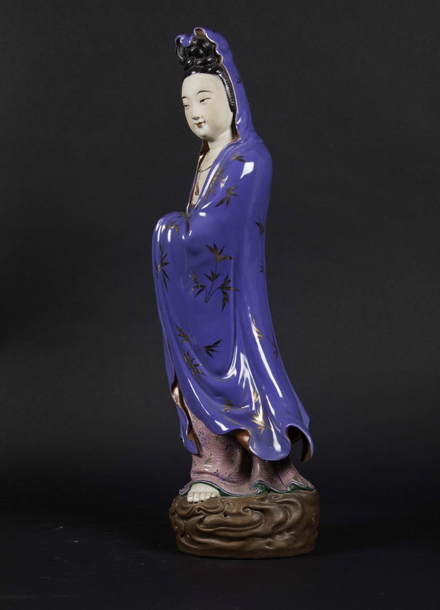 Figura di Guanyin Eretta in Porcellana a Smalti Policromi, Cina, Repubblica, XX Secolo
