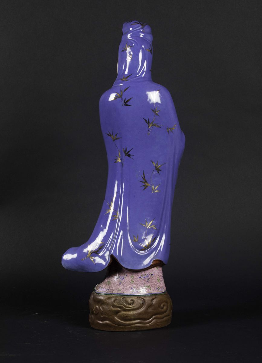 Figura di Guanyin Eretta in Porcellana a Smalti Policromi, Cina, Repubblica, XX Secolo