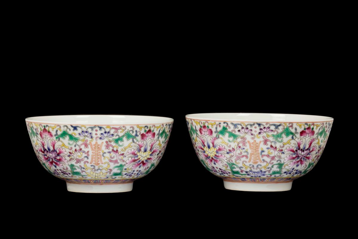 Coppia di Ciotole in Porcellana Famiglia Rosa con Decoro di Fiori di Loto, Cina, Dinastia Qing, M...