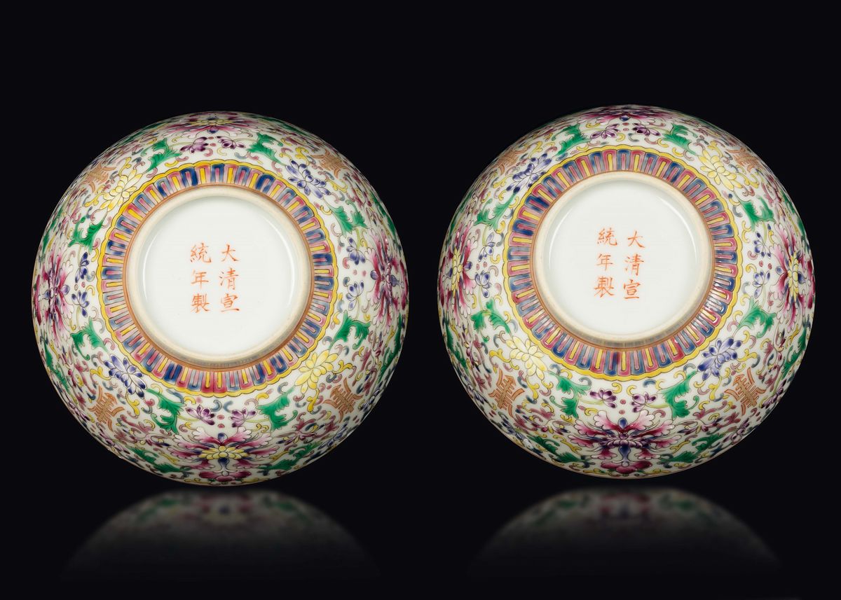 Coppia di Ciotole in Porcellana Famiglia Rosa con Decoro di Fiori di Loto, Cina, Dinastia Qing, M...