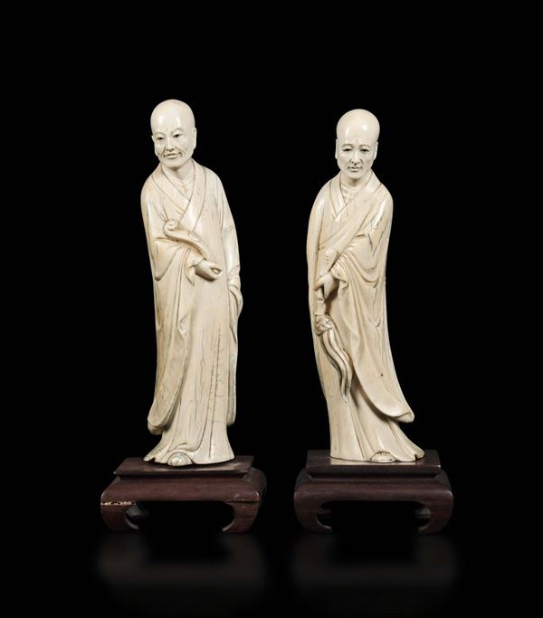Coppia di figure d Luohan con strumenti rituali scolpiti in avorio, Cina, inizi XX secolo