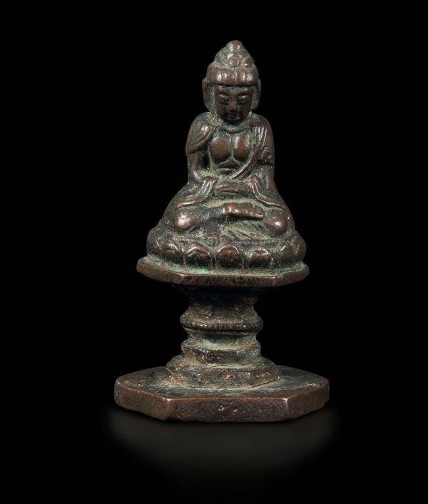 Figura di Sakyamuni in bronzo con tracce di doratura, Cina, Dinastia Ming, XV secolo