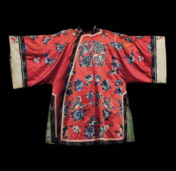 A red-ground silk dress embroidered with floral decors, China, Qing Dynasty, early 20th century