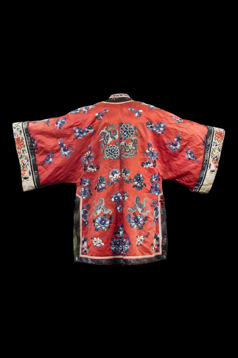 Veste in Seta con Decori Floreali su Fondo Rosso, Cina, Dinastia Qing, XIX Secolo