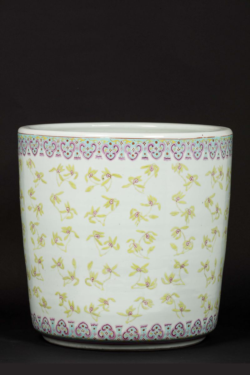 Cachepot in Porcellana a Smalti Policromi con Decoro a Foglioline Verdi, Dinastia Qing, XIX Secol...