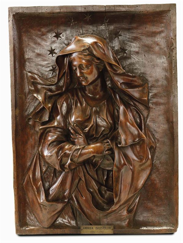 Bassorilievo in legno di noce raffigurante Madonna. Andrea Brustolon (Belluno 1662 - 1732) e bottega, Veneto prima metà XVIII secolo