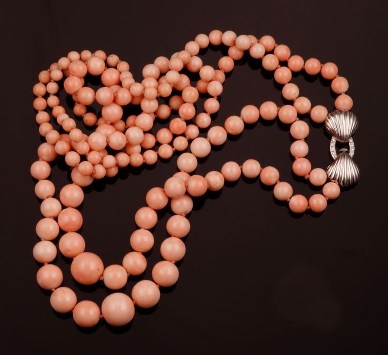 Collana composta da due fili di corallo rosa, a boules scalari  - Asta Fine Coral Jewels - Cambi Casa d'Aste