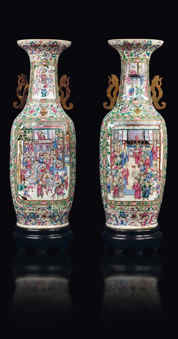 Coppia di grandi e monumentali vasi a doppia ansa in porcellana Famiglia Rosa con raffigurazioni di scene di battaglia e di vita di corte entro riserve, Dinastia  Qing, XIX secolo