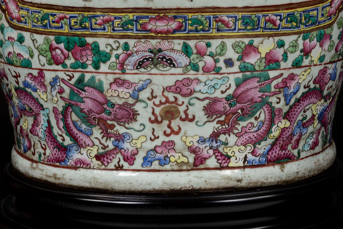 Coppia di Grandi e Monumentali Vasi a Doppia Ansa in Porcellana Famiglia Rosa con Raffigurazioni ...