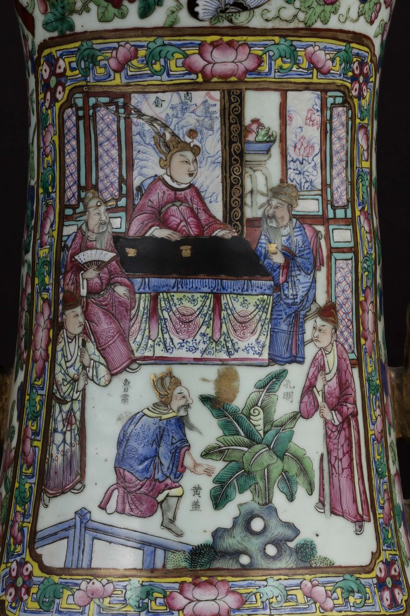 Coppia di Grandi e Monumentali Vasi a Doppia Ansa in Porcellana Famiglia Rosa con Raffigurazioni ...