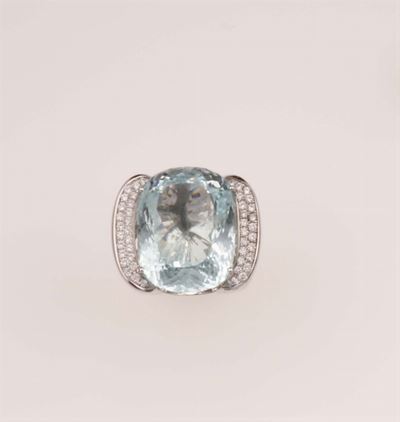 Anello con Grande Acquamarina di Ct 42,50 e Diamanti