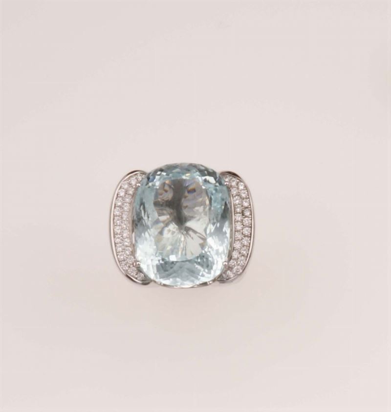 Anello con grande acquamarina di ct 42,50 e diamanti  - Asta Fine Jewels - Cambi Casa d'Aste