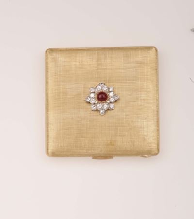 Buccellati. Portacipria con Rubino Taglio Cabochon e Diamanti
