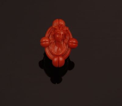 Anello con Grande Cammeo Tridimensionale, Figura Femminile