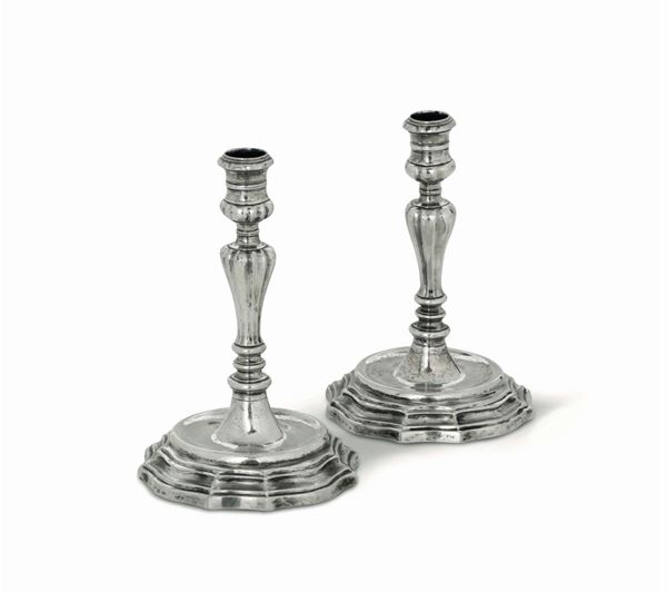 A pair of candlesticks in molten and embossed silver. Tuscan manufacture from the late 18th century, unidentified marks