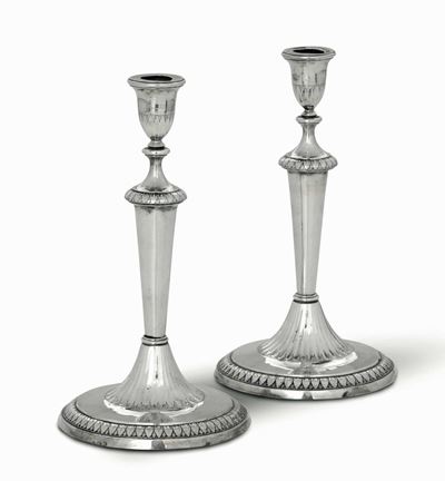 Coppia di Candelieri in Argento Fuso, Sbalzato e Cesellato. Manifattura Toscana, Primo Quarto del...