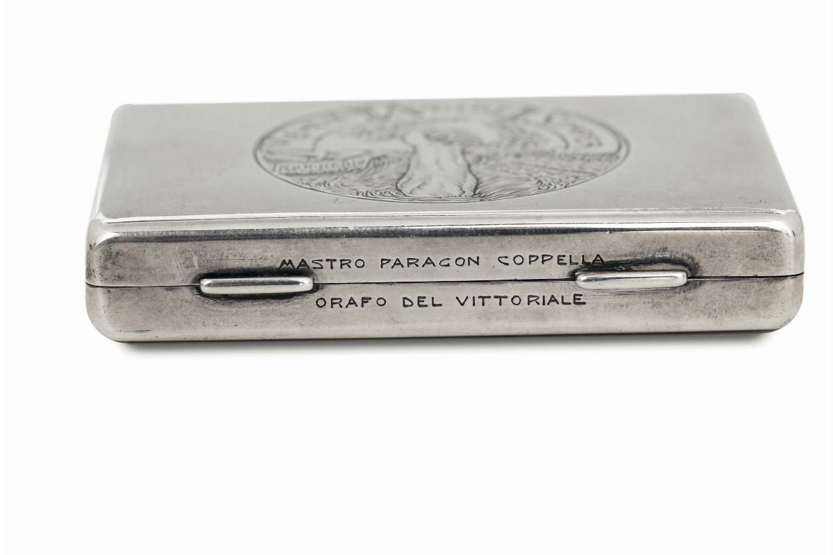 Tabacchiera in Argento Sbalzato e Cesellato. Mario Buccellati (mastro Paragon Coppella) Ancona 18...
