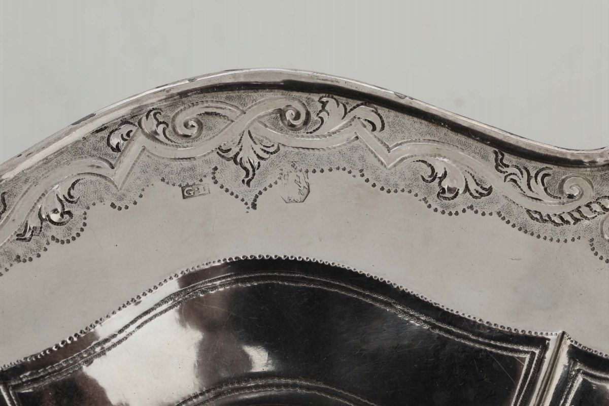 Piccolo Vassoio Sagomato in Argento Sbalzato e Cesellato. Ambito Lombardo Veneto del XVIII Secolo...