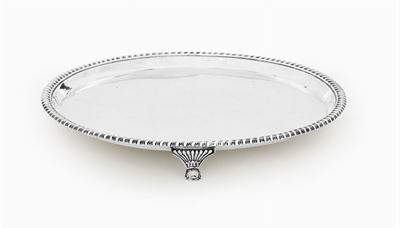 Salver in Argento Sterling Fuso, Sbalzato e Cesellato, Londra 1817 Argentiere E. C.