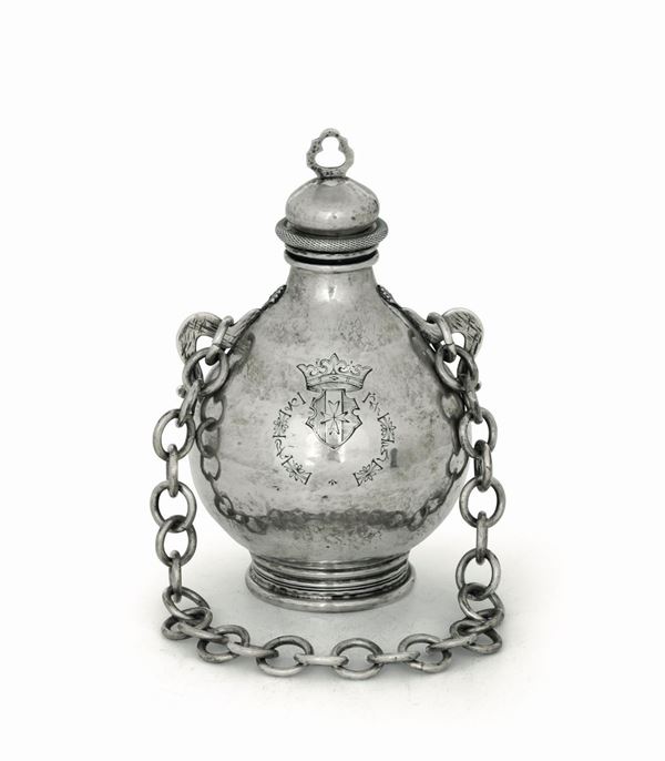 Fiasca in argento fuso, sbalzato e cesellato, bolli ad imitazione dell’argenteria seicentesca Hanau (?) XIX - XX secolo