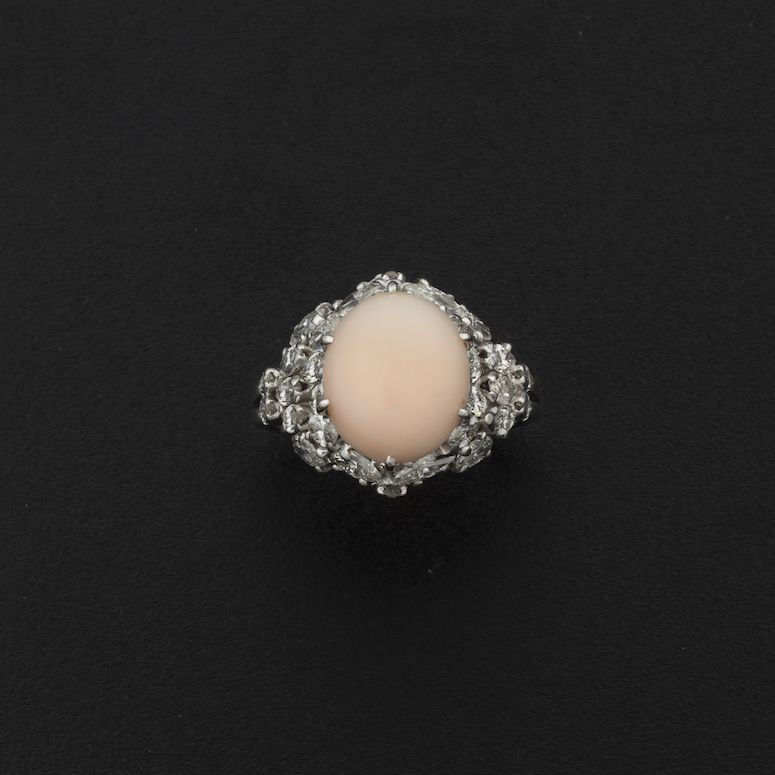 Anello con corallo rosa taglio cabochon e diamanti  - Auction Jewels and Corals | Time Auction - Cambi Casa d'Aste