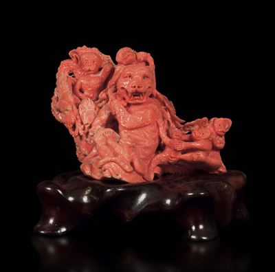 Gruppo in Corallo Scolpito Raffigurante Scimmie e Lupo, Cina, Inizio XX Secolo