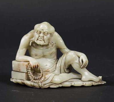 Figura di Saggio Seduto Scolpito in Saponaria con Collana da Preghiera, Cina, Dinastia Qing, Fine...