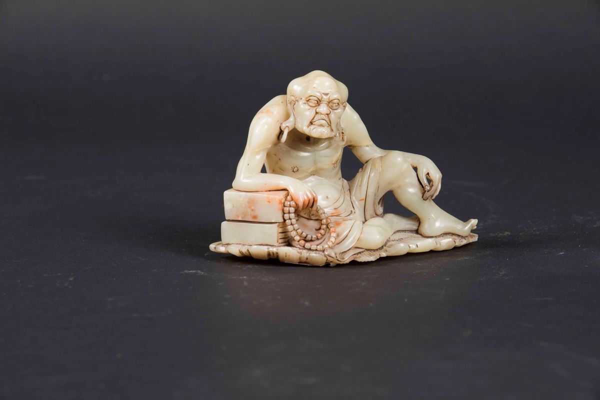 Figura di Saggio Seduto Scolpito in Saponaria con Collana da Preghiera, Cina, Dinastia Qing, Fine...