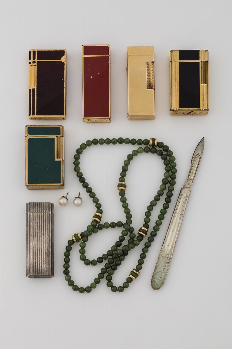 One necklace, a pair of cultured pearl earrings, six lighters and a scalpel  - Auction Jewels Timed Auction - Cambi Casa d'Aste
